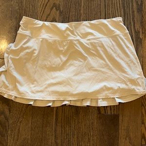 VGUC white lulu skort 🎾